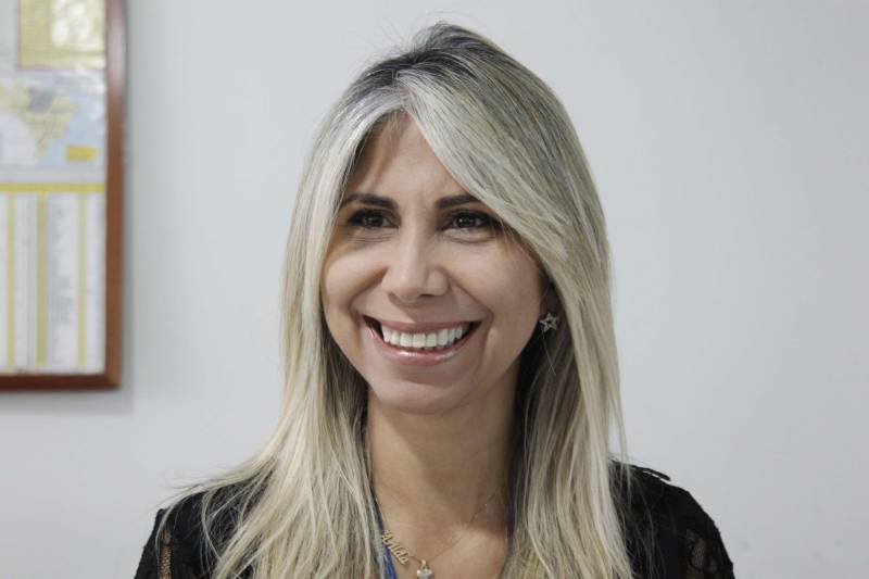 A Superintendência do Sistema Penitenciário do Estado (Susipe) renovou a frota de viaturas com a aquisição de seis caminhões-cela, quatro caminhões tipo furgão e 30 caminhonetes. Os veículos foram adquiridos por meio de parceria entre a Susipe e o Departamento Penitenciário Nacional (Depen), do Ministério da Segurança, e da Secretaria de Estado de Segurança Pública e Defesa Social (Segup). O investimento nos novos veículos é superior a R$ 2,7 milhões, sendo R$ 1.283.491,20 referentes à aquisição de 30 caminhonetes, que fazem parte da frota locada, substituída a cada dois anos, e R$ 1.449.000,00 foram destinados à compra dos seis caminhões - recursos do Fundo Penitenciário Nacional (Funpen), repassados à Susipe. A frota também passa a contar com quatro caminhões tipo furgão, doados pelo Depen. Na foto, Arilda Ferreira da Silva, coordenadora de Transporte da Susipe.
FOTO: AKIRA ONUMA / ASCOM SUSIPE
DATA: 21.06.2018
BELÉM - PARÁ <div class='credito_fotos'>Foto: Akira Onuma / Ascom Susipe | <a href='/midias/2018/originais/61b09ba8-7c1b-45ac-9e41-2b8e14b7fcbe.jpg' download><i class='fa-solid fa-download'></i> Download</a></div>
