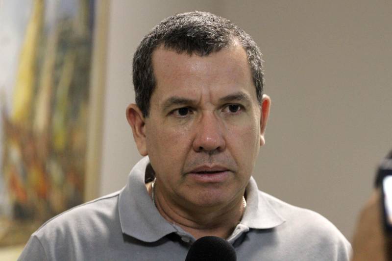 O governador Simão Jatene se reuniu na tarde deste sábado (26) com secretários e gestores de diferentes pastas e órgãos que atendem diretamente a população do Estado, para traçar um cenário da atual situação de abastecimento de insumos e produtos básicos, diante da paralisação nacional dos caminhoneiros. Na foto, André Cunha, secretário adjunto de Gestão Operacional da Secretaria de Estado de Segurança Pública e Defesa Social (Segup).

FOTO: CRISTINO MARTINS / AG. PARÁ
DATA: 26.05.2018
BELÉM - PARÁ <div class='credito_fotos'>Foto: Cristino Martins/Ag. Pará   |   <a href='/midias/2018/originais/61b16631-108a-4baa-87ab-a6ac2598f3d6.jpg' download><i class='fa-solid fa-download'></i> Download</a></div>