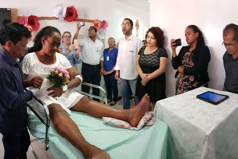 Os colaboradores do Hospital Jean Bitar, em Belém, tiveram uma experiência inédita ao testemunharem o casamento da paciente Terezinha Santa Rosa de Souza, 58, com seu companheiro há 38 anos, o mestre de obras Manoel Monteiro, de 68 anos. Internada desde o dia 10 deste mês, a dona de casa é diabética, hipertensa, cardiopata e com doença arterial periférica, que vem se agravando e, por conta disso, o casal decidiu que já era hora de realizar o antigo sonho de casar.
FOTO: ASCOM HJB
DATA: 20.03.2018
BELÉM - PARÁ <div class='credito_fotos'>Foto: ASCOM HJB | <a href='/midias/2018/originais/61b22dbf-6ae3-465c-ab67-56a0c9f0eea6.jpg' download><i class='fa-solid fa-download'></i> Download</a></div>