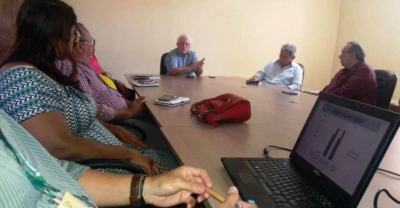 O presidente da Empresa de Assistência Técnica e Extensão Rural do Estado do Pará (Emater-Pará), Daniel Lopes, reuniu (foto) ontem (14), no escritório central, diretores e técnicos de diversas áreas para discutir ações referentes às parcerias com a Agência Nacional de Assistência Técnica e Extensão Rural (Anater), que contemplam a operacionalização do Projeto Piloto integrante do novo Pacto Nacional de Ater, que tem o objetivo de fortalecer os serviços de Assistência Técnica e Extensão Rural (Ater), atendendo mil famílias beneficiárias em 40 municípios e ainda a execução do programa Ater Mais Gestão. A reunião foi motivada pela apresentação de novidades ao coletivo no processo de execução do plano de trabalho do Projeto Piloto após sua estada em Brasília, no início da semana, quando buscou pela dinamização do setor e mais elementos para concretizar o fortalecimento e qualificação aos serviços de Ater no estado.
FOTO: ASCOM / EMATER
DATA: 16.06.2018
<div class='credito_fotos'>Foto: ASCOM EMATER | <a href='/midias/2018/originais/61b5743b-6389-407d-bcef-b09ab46ddde6.jpg' download><i class='fa-solid fa-download'></i> Download</a></div>