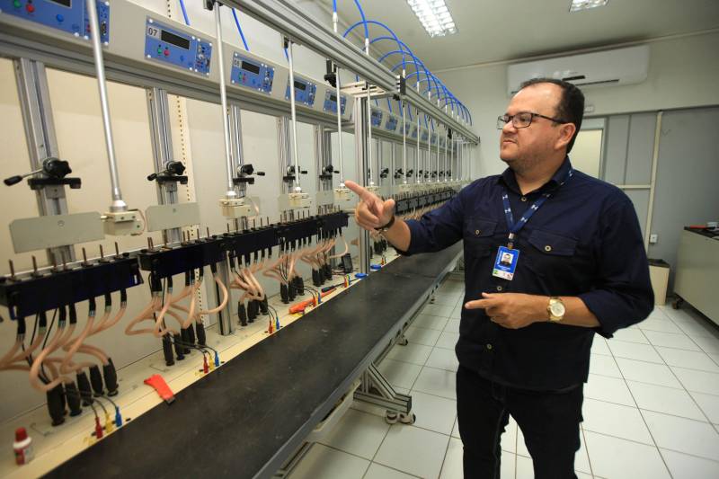 Outro órgão que trabalha na defesa do consumidor, mas dessa vez com atuação antes mesmo da venda ser concretizada, é o Imetropará, órgão delegado do Inmetro (Instituto Nacional de Metrologia, Qualidade e Tecnologia), integrante da Rede Brasileira de Metrologia Legal e Qualidade (RBMLQ/Inmetro). De acordo com dados do Imetropará, os medidores de energia elétrica são os mais demandados pela população na hora de solicitar uma vistoria do Instituto para atestar irregularidades, mas também são muito recorrentes os problemas com balanças. Na foto, Emerson Leite, gerente de fiscalização de instrumentos.
FOTO: CARLOS SODRÉ / AG. PARÁ
DATA: 15.03.2018
BELÉM - PARÁ <div class='credito_fotos'>Foto: CARLOS SODRÉ / AG. PARÁ | <a href='/midias/2018/originais/61b704fd-e9a0-420a-824d-a66eaae65471.jpg' download><i class='fa-solid fa-download'></i> Download</a></div>