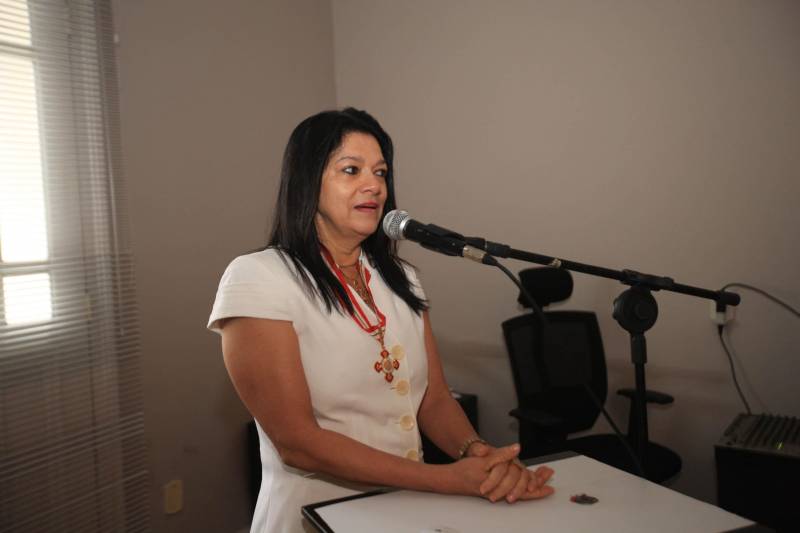 O Governo do Estado do Pará concedeu hoje 230 comendas do Mérito Grão-Pará, a mais alta do Estado, a autoridades e servidores que se destacaram nos últimos oito anos de serviços prestados à população. “O ciclo que encerramos hoje não encerra nossa missão de servir ao público, porque uma vez servidores públicos, trabalhando em benefício da população, nunca mais deixamos de sê-lo, pois essa missão fica gravada em nossos corações”, disse o governador Simão Jatene aos agraciados. O governador entregou, pessoalmente, uma a uma as condecorações.  Das 230 medalhas, 14 foram no grau de Grande Oficial, 60 no grau de Comendador, 8 no grau de Oficial e 11 no grau de Cavaleiro aos servidores civis. Entre os militares, 4 receberam no grau de Comendador, 38 de Oficial e 109 no grau de Cavaleiro. Na foto, a presidente do Tribunal Regional Eleitoral, desembargadora Célia Regina Pinheiro.

FOTO: CRISTINO MARTINS / AG. PARÁ
DATA: 31.12.2018
BELÉM - PARÁ <div class='credito_fotos'>Foto: Cristino Martins/Ag. Pará   |   <a href='/midias/2018/originais/61c7c2bb-d3ee-418c-9cbf-cba8968b47fc.jpg' download><i class='fa-solid fa-download'></i> Download</a></div>