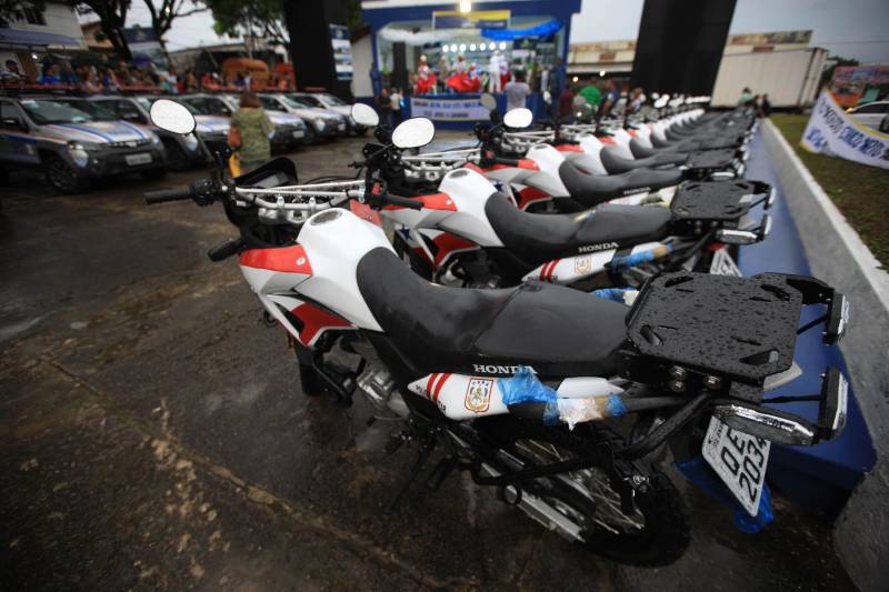 O Governo do Pará garante mais investimentos em segurança, infraestrutura e regularização fundiária ao município de Capanema, no nordeste paraense. Na noite desta segunda-feira (4) foram entregues novas viaturas para a Polícia Militar (foto) e assinados convênios e ordens de serviço para novas obras na cidade.

FOTO: MÁCIO FERREIRA / AG. PARÁ
DATA: 04.06.2018
CAPANEMA - PARÁ <div class='credito_fotos'>Foto: MÁCIO FERREIRA/ AG. PARÁ   |   <a href='/midias/2018/originais/61c90454-d93b-449a-be47-0ed48ce673b8.jpg' download><i class='fa-solid fa-download'></i> Download</a></div>