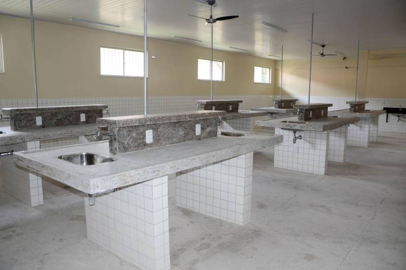 A Secretaria de Estado de Educação (Seduc) inaugura, nesta segunda-feira (26), as obras de reforma e ampliação da Escola de Ensino Médio Ruth Guimarães (foto), em Benevides. E na terça-feira (27) serão inauguradas as obras da Escola Álvares de Azevedo, em Belém. Ambas fazem parte de um pacote de 66 obras em execução, previstas pelo Programa de Melhoria da Qualidade e Expansão da Cobertura da Educação Básica do Estado do Pará. Com um investimento de 351 milhões de dólares (57,3% financiados pelo Banco Interamericano de Desenvolvimento - BID, e 42,7% da contrapartida do Estado), o programa materializa o Pacto pela Educação – ação política que compromete instituições públicas e privadas na melhoria dos indicadores educacionais do Estado.
FOTO: ASCOM / SEDUC
DATA: 23.03.2018
BENEVIDES - PARÁ <div class='credito_fotos'>Foto: ASCOM SEDUC | <a href='/midias/2018/originais/61c9c7cf-760f-4856-8ee4-da43b2263a19.jpg' download><i class='fa-solid fa-download'></i> Download</a></div>