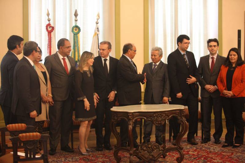 Um acordo de cooperação técnica para agilizar as ações de cobrança de títulos da dívida ativa, ajuizados ou não, foi celebrado nesta terça-feira, 26, entre o Tribunal de Justiça do Estado (TJPA), Governo do Pará, União, Prefeitura de Belém e o Instituto de Estudos de Protesto de Títulos do Brasil, seção Pará. O acordo foi firmado na sede do TJPA. O acordo de cooperação técnica foi firmado com base na Lei nº 9.492/1997, que estabelece o protesto como ato formal e solene, pelo qual se prova a inadimplência e o descumprimento de obrigação originada em títulos e outros documentos em dívida, e à inexistência de disposições legais que vedem à utilização do serviço de protesto de títulos pelas entidades da administração pública; e observa as decisões do Conselho Nacional de Justiça (CNJ), que estabelecem a validade do protesto dos títulos, denominados certidões da dívida ativa, bem como atende meta do CNJ, de desjudicialização de ações, estimulando o protesto de títulos executados ou não.
FOTO: MARCELO LELIS / AG. PARÁ
DATA: 26.06.2018
BELÉM - PARÁ <div class='credito_fotos'>Foto: Marcelo Lelis / Ag. Pará | <a href='/midias/2018/originais/61cad4ab-1c8f-4f2f-a2f9-ce271057c93b.jpg' download><i class='fa-solid fa-download'></i> Download</a></div>