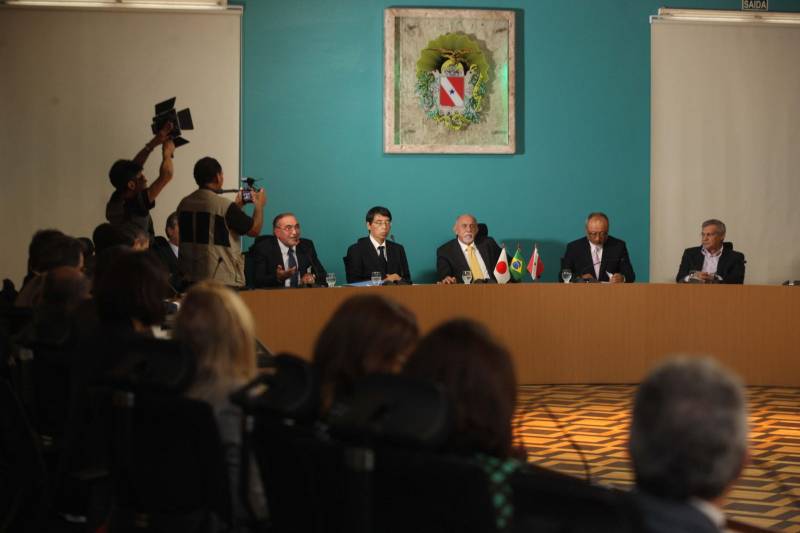 Governo do Estado, Agência de Cooperação Internacional do Japão (Jica) e Embaixada do Japão no Brasil assinaram no final da tarde desta sexta-feira a Ordem de Serviço que marca que marca o início das obras na Rodovia BR-316. As obras iniciam já na próxima segunda-feira.Com projeto arrojado, que trará grande reforma estrutural para a entrada da capital paraense, desde a rede de drenagem, até os chamados retoques finos, como paisagismo e moderna rede de iluminação pública em LED, abrange os municípios de Belém, Ananindeua e Marituba, em 10,8 km de extensão. As obras de reconstrução e requalificação incluem pistas com três faixas de rolagem nos dois sentidos, com pavimento flexível, uma faixa (em cada sentido) exclusiva para o BRT Metropolitano, duas ciclovias bidirecionais, gramado próximo à ciclovia para arborização, dois passeios para circulação de pedestres com 2,5m de largura, faixa de piso tátil e rampas de acessibilidade, de acordo com a legislação vigente, além de mobiliário urbano (bancos, lixeiras e abrigos em paradas de ônibus convencionais).

FOTO: SIDNEY OLIVEIRA / AG. PARÁ
DATA: 07.12.2018
BELÉM - PARÁ <div class='credito_fotos'>Foto: Sidney Oliveira/Ag. Pará   |   <a href='/midias/2018/originais/61ccaa54-4eed-49ed-822e-cafe049b5a66.jpg' download><i class='fa-solid fa-download'></i> Download</a></div>