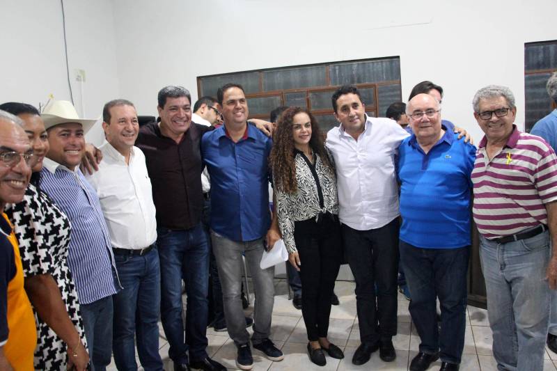 Em Canaã dos Carajás com a assinatura do convênio de Asfalto na Cidade, um aporte do Governo do Pará de R$6,5 milhões. A benfeitoria foi uma das demandas apresentadas pela prefeitura municipal na Secretaria de Municípios Sustentáveis e deve ser iniciada brevemente.
FOTO: ANTONIO MACEDO / DIVULGAÇÃO
DATA: 11.05.2018
CANAÃ DOS CARAJÁS - PARÁ <div class='credito_fotos'>Foto: ANTONIO MACEDO / DIVULGAÇÃO | <a href='/midias/2018/originais/61d21962-8b7c-4eed-a892-916a3bcb623d.jpg' download><i class='fa-solid fa-download'></i> Download</a></div>