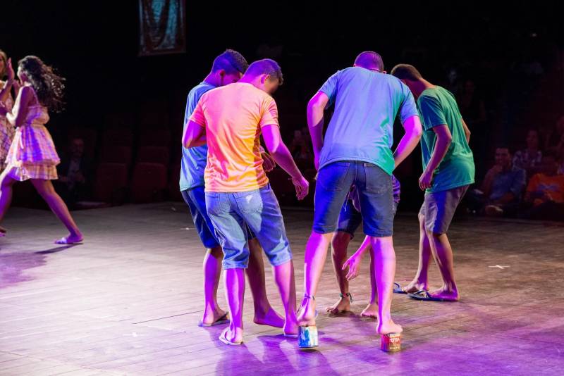 João*, de 17 anos, é natural de Bragança, nordeste do Pará. Há sete meses cumpre medida socioeducativa em uma unidade de internação do Estado após cometer um ato infracional no município onde reside. Mas na manhã desta terça-feira (5), em Belém, pôde vivenciar uma experiência inédita: participou de um espetáculo de teatro (foto) diante de dezenas de pessoas que se reuniram no Teatro Margarida Schivasappa, ao lado de outros 30 adolescentes e jovens privados de liberdade. Uma iniciativa pioneira no país que busca promover a ressocialização por meio da arte, fruto das atividades e oficinas pedagógicas realizadas dentro de espaços gerenciados pela Fundação de Atendimento Socioeducativo do Pará (Fasepa). “Eu nunca tinha vindo em um teatro e isso ficará marcado em mim”, disse o socioeducando. Tímido, ele revelou a vontade de deixar para trás os erros cometidos e seguir um futuro completamente novo, com os primeiros passos sendo dados hoje. “Isso despertou algo dentro de mim, pensar na minha vida e em sair do mundo das drogas. Quem sabe me tornar um ator?” divagou.

FOTO: FERNANDO SETTE / ASCOM IOE
DATA: 05.06.2018
BELÉM - PARÁ <div class='credito_fotos'>Foto: FERNANDO SETTE CÂMARA / ASCOM IOE   |   <a href='/midias/2018/originais/61d9cc9a-0ec7-47b5-b75d-6021b2a10048.jpg' download><i class='fa-solid fa-download'></i> Download</a></div>