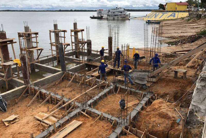 As obras dos terminais hidroviários de cargas e passageiros dos municípios de Prainha, Almeirim, Faro e Terra Santa (foto), na região do Baixo Amazonas, prosseguem a todo vapor. As novas estruturas permitirão mais organização nas operações portuárias, além de dinamizarem as economias locais.
FOTO: SAMUEL ALVARENGA / SECOM
DATA: 26.02.2018
TERRA SANTA - PARÁ <div class='credito_fotos'>Foto: Samuel Alvarenga / Secom | <a href='/midias/2018/originais/61db9dce-4468-4308-99ab-5e7745d4f1d4.jpg' download><i class='fa-solid fa-download'></i> Download</a></div>