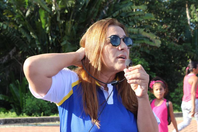 Entidades governamentais e não-governamentais de assistência à pessoa idosa promoveram uma manhã de sensibilização em alusão ao Dia Mundial de Conscientização da Violência contra a Pessoa Idosa, comemorado nesta sexta-feira (15). A programação contou com uma caminhada e apresentação cultural no Parque Estadual do Utinga, em Belém, e foi promovida pelo Conselho Estadual dos Direitos da Pessoa Idosa (Cedpi). A caminhada iniciou às 7h com um alongamento, e teve a participação de mais de 200 pessoas de grupos de apoio ao idoso. O percurso começou no novo pórtico de entrada do Parque e se estendeu até o Mirante, onde foi realizada uma aula de fisiotaishi – mistura de fisioterapia com técnicas chinesas. No total, os participantes percorreram três quilômetros. Na foto, a delegada na Delegacia de Proteção ao Idoso (DPID), Regina Tavares.
FOTO: ASCOM / SEEL
DATA: 15.06.2018
BELÉM - PARÁ <div class='credito_fotos'>Foto: ASCOM SEEL | <a href='/midias/2018/originais/61e60e8d-2c9c-4284-a319-d3d513a796b1.jpg' download><i class='fa-solid fa-download'></i> Download</a></div>