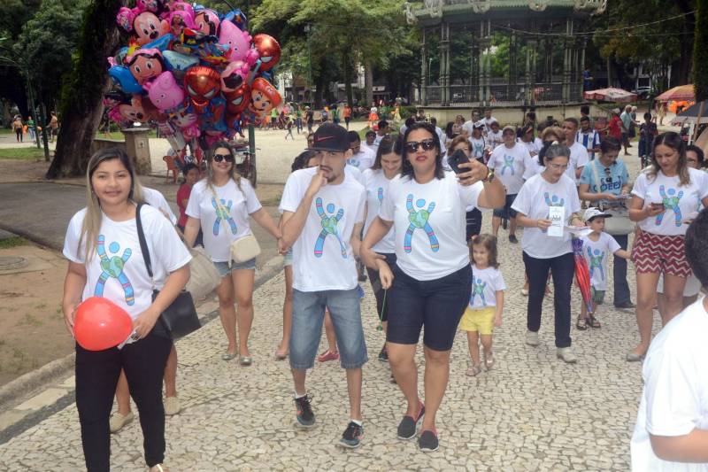 A rara Síndrome de Cri du Chat, também conhecida como Síndrome do Miado do Gato, mobilizou a sociedade neste sábado (5), durante uma caminhada na Praça Batista Campos, em Belém. A ação é alusiva ao Dia Internacional da Síndrome de Cri du Chat e busca conscientizar a população sobre a anomalia. Pais e profissionais da área da saúde participaram da ação educativa que contou com distribuição de panfletos informativos e uma caminhada pelo local. "Por ser rara, é muito difícil identificar a síndrome. Em Belém, temos conhecimento de apenas dois casos. Nossa intenção é sensibilizar os profissionais da área da saúde para que o diagnóstico seja precoce, já que os casos demoram anos para ter o diagnóstico fechado", explica a fonoaudióloga da Coordenadoria de Educação Especial (COEES), Priscila Salgado, mãe de uma criança portadora da síndrome.
FOTO: ELISEU DIAS / ASCOM SEDUC
DATA: 05.05.2018
BELÉM - PARÁ <div class='credito_fotos'>Foto: Eliseu Dias / Ascom Seduc | <a href='/midias/2018/originais/61ed30e2-040f-40b0-83f4-ea0f7bdd5f43.jpg' download><i class='fa-solid fa-download'></i> Download</a></div>