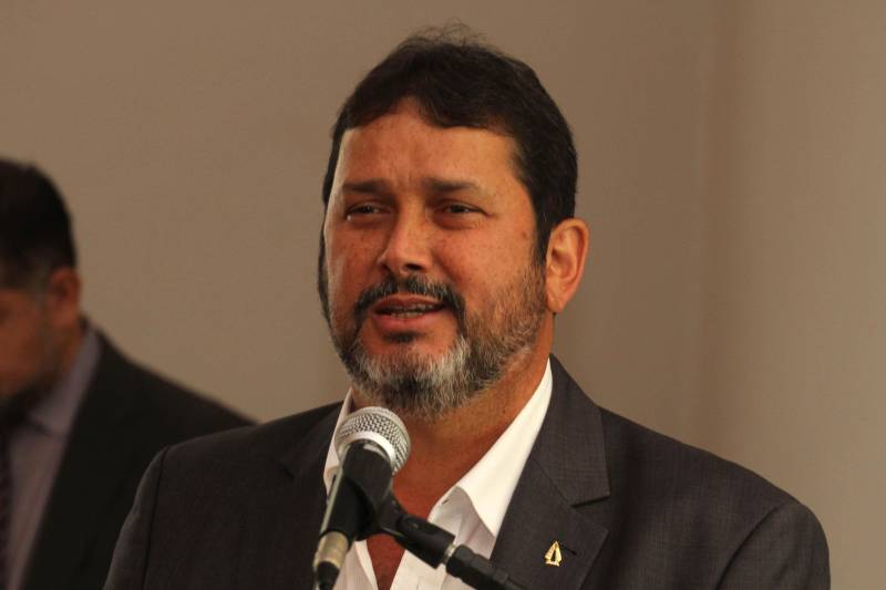 O Governo do Estado entregou, nesta segunda-feira, 12, no Palácio do Governo, 75 motocicletas a mototaxistas de Belém, Castanhal, Ananindeua e Igarapé-Açu. As motos foram adquiridas pelos mototaxistas por meio do Credcidadão, programa que incentiva a geração de trabalho e renda entre os microempreendedores com necessidades financeiras. O governador Simão Jatene fez a entrega das chaves das motos, acompanhado do prefeito de Belém, Zenaldo Coutinho; do presidente da Assembleia Legislativa do Estado do Pará (Alepa), Márcio Miranda; dos deputados Eliel Faustino e Coronel Neil; do secretário de Desenvolvimento Econômico, Indústria, Comércio e Mineração, Hildegardo Nunes; do diretor-geral do Credcidadão, Jorge Rezende (foto) e de representantes de sindicatos e associações de mototaxistas, entre eles o presidente do Sindicato dos Mototaxistas do Pará, José Ribamar Soares, o Alemão.
FOTO: CRISTINO MARTINS / AG. PARÁ
DATA: 12.11.2018
BELÉM - PARÁ <div class='credito_fotos'>Foto: Cristino Martins/Ag. Pará | <a href='/midias/2018/originais/61f6386e-56f0-4940-bd16-8468eb02c076.jpg' download><i class='fa-solid fa-download'></i> Download</a></div>