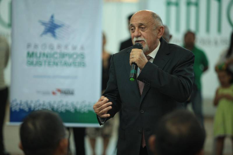 O Governo do Estado reforçou a parceria com a Prefeitura de Belém com a entrega, nesta quarta-feira (4), de 41 veículos que vão potencializar as ações de segurança na capital. A iniciativa faz parte do pacote de ações imediatas para 2018, anunciadas pelo Sistema de Segurança Pública do Estado em fevereiro deste ano contra a violência, que contempla a renovação da frota e equipamentos das Polícias Civil e Militar e fortalecimento das Guardas Municipais em todas as regiões do Estado, entre outras medidas. A entrega ocorreu no Hangar – Centro de Convenções e Feiras, em Belém. Ao todo, foram entregues 41 veículos, sendo seis picapes, dez carros modelo SUV e 25 motocicletas, totalizando um investimento de R$ R$2.062.160,00. Além das viaturas, foi firmado convênio entre o Governo do Estado e Prefeitura no valor de R$2.707.926,00 milhões para a compra equipamentos. O pacote contempla a aquisição de 300 pistolas 380, 16.200 munições e 600 coletes. As duas ações contabilizam mais de R$ 4,7 em investimentos para a Guarda Municipal de Belém. Na foto, o governador Simão Jatene.
FOTO: MÁCIO FERREIRA / AG. PARÁ
DATA: 04.07.2018
BELÉM - PARÁ <div class='credito_fotos'>Foto: MÁCIO FERREIRA/ AG. PARÁ | <a href='/midias/2018/originais/61f7ce71-f0e7-4754-9d86-c95143c97417.jpg' download><i class='fa-solid fa-download'></i> Download</a></div>