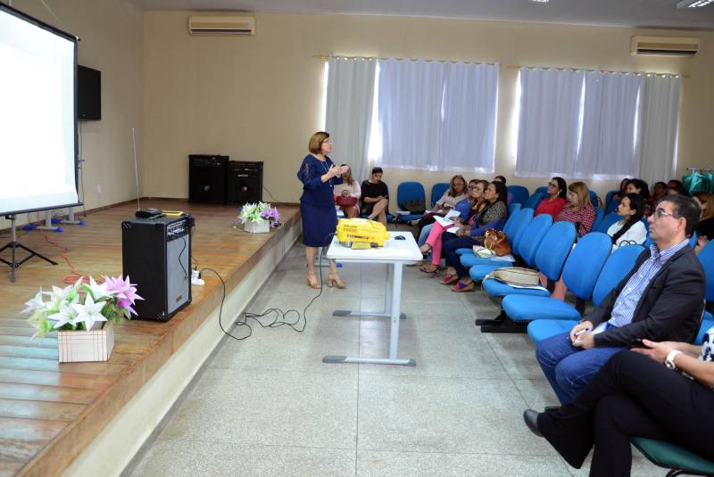 Dirigentes da Secretaria de Estado de Educação (Seduc) se reuniram, nesta segunda-feira (26), com gestores e diretores de escolas das unidades Seduc na Escola (USEs) 7 e 8, em Belém, para encaminhar ações referentes ao ano letivo de 2018. Na reunião, no auditório da Escola Estadual Carlos Guimarães, no bairro da Marambaia, foi detalhada a necessidade de gestão compartilhada entre as escolas e os setores da Seduc visando o enfrentamento de situações adversas ao funcionamento das unidades escolares. O titular da Diretoria de Recursos Técnicos e Imobiliários (DRTI) da Seduc, José Ângelo Miranda, falou sobre as ações de prevenção a eventuais problemas na infraestrutura física das escolas. Ele destacou que o foco principal da DRTI se refere à parte de cobertura, rede elétrica e hidráulica, principais demandas das escolas.
FOTO: RAI PONTES / ASCOM SEDUC
DATA: 26.02.2018
BELÉM - PARÁ <div class='credito_fotos'>Foto: Rai Pontes/Ascom Seduc | <a href='/midias/2018/originais/61f824b1-0bca-46b0-93e4-d97b5aed6b97.jpg' download><i class='fa-solid fa-download'></i> Download</a></div>