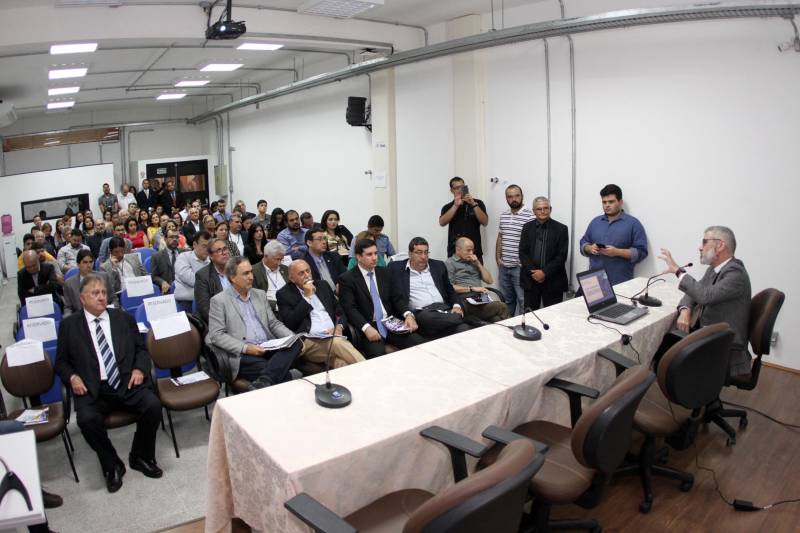 O Parque de Ciência e Tecnologia Guamá (PCT Guamá), em Belém, ganhou um novo prédio para solidificação das ações de incremento ao desenvolvimento socioeconômico do Estado, o Espaço Empreendedor. A cerimônia de inauguração, na quarta-feira (07), foi conduzida pelo governador Simão Jatene e o titular da Secretaria de Estado de Ciência, Tecnologia e Educação Profissional e Tecnológica (Sectet), Alex Fiúza de Mello.
FOTO: CRISTINO MARTINS / AG. PARÁ
DATA: 07.03.2018
BELÉM - PARÁ <div class='credito_fotos'>Foto: Cristino Martins/Ag. Pará | <a href='/midias/2018/originais/6207b841-2648-4399-b5e9-bef65fc4a5bc.jpg' download><i class='fa-solid fa-download'></i> Download</a></div>