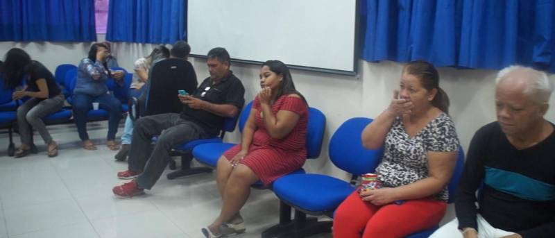 A Polícia Civil deflagrou, nesta terça-feira (05), a operação policial denominada "Verônica" para investigar um esquema de fraude que envolvia a inserção de dados falsos no sistema de informação do setor de recursos humanos da Secretaria de Estado de Educação (Seduc). Ao todo, 38 pessoas foram presas em Belém e Região Metropolitana de Belém (RMB); e nas cidades de Mãe do Rio, nordeste do Pará; Macapá (AP) e Gaspar (SC). Uma pessoa permanece foragida. Os presos foram conduzidos para a Delegacia-Geral, em Belém, para prestar depoimento. Além dos mandados de prisão, foram cumpridos mandados de busca e apreensão. Mais de 100 policiais civis estiveram em atuação na operação iniciada por volta de 6h da manhã. As informações sobre a operação foram prestadas, durante a manhã de hoje (5), na sede da Delegacia-Geral, em entrevista coletiva. O delegado-geral Claudio Galeno; a secretária de Educação, Ana Cláudia Hage, e os delegados Fernando Rocha, diretor do Núcleo de Inteligência da Polícia Civil, e Alexandre Oliveira, um dos responsáveis pela investigação e coordenador do Laboratório de Tecnologia contra Lavagem de Dinheiro (LAB-LD). 

FOTO: ASCOM / POLÍCIA CIVIL
DATA: 05.06.2018
BELÉM - PARÁ <div class='credito_fotos'>Foto: Ascom / Polícia Civil   |   <a href='/midias/2018/originais/620ff9d0-621e-4d1e-9a72-4af80eca7d33.jpg' download><i class='fa-solid fa-download'></i> Download</a></div>