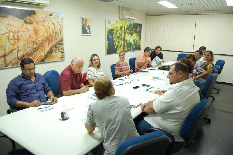 Os preparativos para a 11ª edição do Salão do Livro da Região do Baixo Amazonas já iniciaram. Uma reunião (foto) entre o Governo do Pará, através da Secretaria de Estado de Cultura (Semc) e Prefeitura de Santarém foi realizada na quarta feira (4), no Centro de Governo do Baixo Amazonas, para começar a definir detalhes em relação a estrutura e a programação que serão apresentadas ao público. Marcado para iniciar no dia 7 de setembro, o Salão, realizado há 10 anos em Santarém, é uma extensão da Feira Pan-Amazônica do Livro, que este ano chegou a sua 22ª edição, promovida pelo Governo do Pará. A decisão de realizar o Salão em Santarém, mesmo com as limitações orçamentárias dos municípios - em função da crise econômica pela qual passa o país -, ocorreu após reunião entre gestores da Secult e do Centro Regional de Governo do Baixo Amazonas.
FOTO: SAMUEL ALVARENGA / ASCOM CRGBA
DATA: 04.07.2018
SANTARÉM - PARÁ <div class='credito_fotos'>Foto: SAMUEL ALVARENGA / ASCOM CRGBA | <a href='/midias/2018/originais/6210fd8b-9480-4cee-87bb-404eac95421a.jpg' download><i class='fa-solid fa-download'></i> Download</a></div>