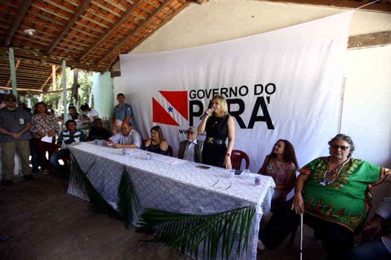 “Ter a posse da terra é a certeza de que nunca iremos perder o nosso direito, que nossos filhos e nossos netos poderão dar continuidade a nossa história em segurança. Foram anos de luta até chegar esse dia, agraciados com a assinatura do nosso título de terra. Só temos a agradecer a todos que fizeram parte disso e a cada um que lutou junto para que hoje isso se tornasse realidade”. A fala emocionada foi de seu Mário Araújo Silva, presidente da Associação Remanescente de Quilombo Espírito Santo, localizada no município do Acará, no nordeste do Estado. Ele assinou, neste sábado (24), junto com o governador Simão Jatene, o título que dá a posse da terra a comunidade. A fala do presidente traduz o sentimento das dezenas de famílias que moram no local, que agora tem a posse legítima do local onde seus antepassados viveram. “Sou filho de mãe negra. Nasci aqui como minha vó, bisavó, que fazem parte da história dessa comunidade que já existe a mais de 300 anos. Na foto, a deputada estadual Cilene Couto.
FOTO: SIDNEY OLIVEIRA / AG. PARÁ
DATA: 24.03.2018
ACARÁ - PARÁ <div class='credito_fotos'>Foto: Sidney Oliveira/Ag. Pará | <a href='/midias/2018/originais/621e63b4-e268-4ac8-ab7a-729cda3aaaa4.jpg' download><i class='fa-solid fa-download'></i> Download</a></div>