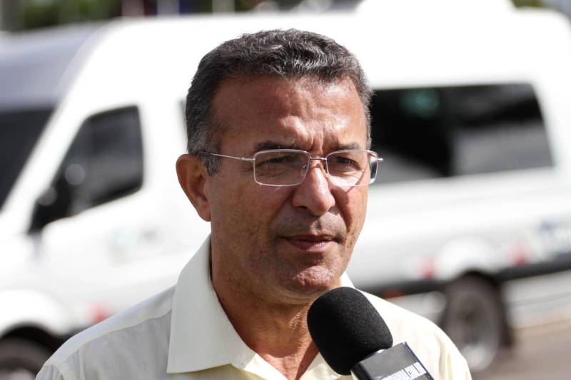 O governador Simão Jatene, na manhã deste sábado (14), no município de Castanhal, nordeste do Pará, assinou oficialmente a lei que regulamenta o serviço de transporte alternativo intermunicipal de passageiros. A cerimônia ocorreu no ginásio Loyola Passarinho. Na foto, o presidente do Sindicato de Vans e Microônibus Alternativos do Pará, Mário Arouck.

FOTO: CRISTINO MARTINS / AG. PARÁ
DATA: 14.04.2018
CASTANHAL - PARÁ <div class='credito_fotos'>Foto: Cristino Martins/Ag. Pará   |   <a href='/midias/2018/originais/62232802-7872-48b1-9bcc-e7b73ca4972d.jpg' download><i class='fa-solid fa-download'></i> Download</a></div>