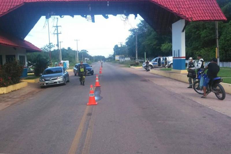 Para garantir maior segurança e tranquilidade no retorno à Região Metropolitana de Belém no feriado prolongado, o governo do Estado adotará uma medida inédita na Rodovia BR-316: a inversão de uma faixa, em sete quilômetros, no sentido de saída da capital, nesta terça-feira (13), das 16 às 22 h, e na quarta-feira (14), das 06 às 14 h. A medida visa permitir a fluidez do tráfego de veículos entre o KM-13, no município de Marituba, próximo ao Instituto de Ensino de Segurança Pública (Iesp), e o KM-06, no município de Ananindeua, no retorno após o posto de serviço da Polícia Rodoviária Federal.
FOTO: ASCOM / NGTM
DATA:13.02.2018
BELÉM - PARÁ <div class='credito_fotos'>Foto: ASCOM NGTM | <a href='/midias/2018/originais/62285c78-4331-42e3-9c52-2656e9e39050.jpg' download><i class='fa-solid fa-download'></i> Download</a></div>