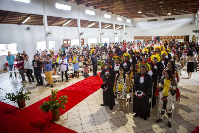 Cerimônia de outorga de grau aos 15 indígenas integrantes da primeira turma do povo Kayapo do curso de licenciatura intercultural indígena da Uepa, na manhã desta quinta-feira, 06, em São Félix do Xingu.

FOTO: NAILANA THIELY / ASCOM UEPA
DATA: 06.11.2018
SÃO FÉLIX DO XINGU - PARÁ <div class='credito_fotos'>Foto: Nailana Thiely / Ascom Uepa   |   <a href='/midias/2018/originais/6229617d-7b9c-4a21-8016-4806741cb983.jpg' download><i class='fa-solid fa-download'></i> Download</a></div>