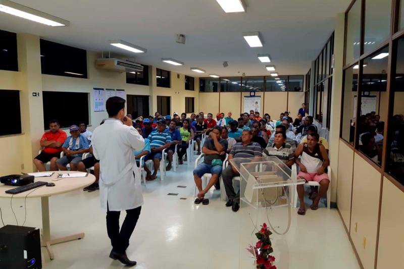 Mais de 70 homens da cidade de Breves e redondezas participaram na noite desta sexta-feira, 23, de palestra sobre “Câncer de próstata - Prevenção”, promovida pelo Hospital Regional Público do Marajó (HRPM), em Breves, que durante a semana distribuiu às Unidades Básicas de Saúde da cidade, 150 requisições de exames de PSA (Antígeno Prostático Específico), que serve para diagnosticar alterações na próstata, como prostatite, hipertrofia benigna da próstata ou câncer de próstata. 

FOTO: ASCOM HRPM
DATA: 20.11.2018
BRAVES - PARÁ <div class='credito_fotos'>Foto: Ascom HRPM   |   <a href='/midias/2018/originais/622da232-8ae0-49f4-a60c-a340f4c4c7e3.jpg' download><i class='fa-solid fa-download'></i> Download</a></div>