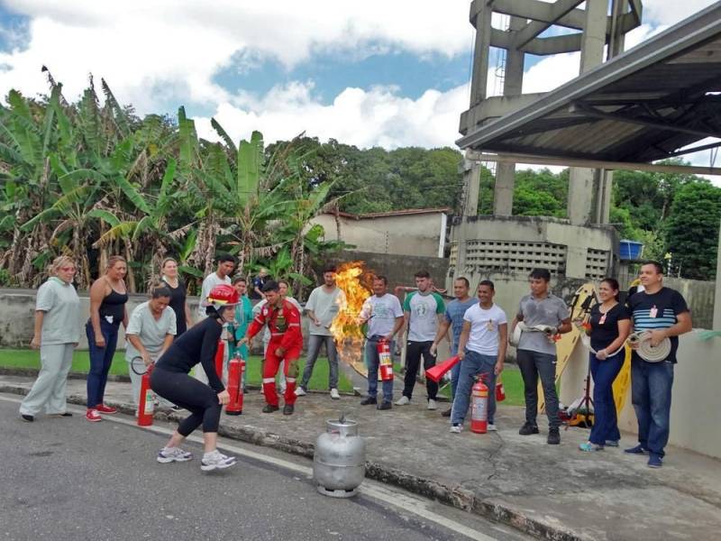 Com o objetivo de preparar os funcionários que fazem parte da Brigada de Incêndio, contribuindo para a prevenção e o combate a esse tipo de ocorrência, o Hospital Público Estadual Galileu (HPEG), em Belém, entregou nesta quinta-feira (7) os certificados de conclusão aos 26 participantes do curso de Brigada de Incêndio (foto), promovido em abril deste ano, com carga horária de 20 h. O diretor-geral do Hospital Galileu, Saulo Mengarda, ressaltou a importância da capacitação contínua oferecida aos brigadistas da unidade. “Essa Brigada é muito importante para todos nós dentro do hospital, porque no Brasil precisamos reforçar essa cultura de prevenção, de estarmos preparados para uma situação de emergência, e não agir apenas quando o sinistro já ocorreu. E como não estamos habituados a situações de emergência, é preciso treinar para estarmos preparados”, frisou.
FOTO: ASCOM / HPEG
DATA: 07.06.2018
BELÉM - PARÁ <div class='credito_fotos'>Foto: ASCOM / HPEG | <a href='/midias/2018/originais/6231fc7c-0a1e-4c3e-9c71-bdc4defc9a57.jpg' download><i class='fa-solid fa-download'></i> Download</a></div>