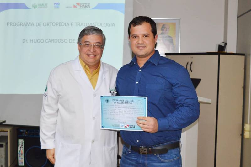 A cirurgia sempre foi, majoritariamente, um campo da medicina dominado pelos homens. Mas nas últimas décadas esta realidade vem mudando. No norte do Brasil aumenta, cada vez mais, o número de mulheres se especializando em cirurgia geral. No entanto, cirurgia de trauma ainda é uma novidade. Nesta semana, o Hospital Metropolitano de Urgência e Emergência (HMUE) certificou a primeira profissional em cirurgia do trauma dentro de um programa de Residência na região, a médica Thaiana Cerqueira Ferraz. Situado no município de Ananindeua, na Região Metropolitana de Belém, o Hospital Metropolitano de Urgência e Emergência é o único serviço hospitalar a ofertar gratuitamente o tratamento de alta complexidade em traumatologia e queimados, na Região Norte. Thaiana Ferraz fez a Residência na instituição sem nenhum custo. Para ela, é “muito gratificante concluir a Residência. Afinal, o hospital nos deu essa oportunidade, em uma especialidade que é muito importante para a sociedade e pouco valorizada, principalmente entre as mulheres”.
FOTO: ASCOM / HMUE
DATA: 08.03.2018
BELÉM - PARÁ <div class='credito_fotos'>Foto: ASCOM HMUE | <a href='/midias/2018/originais/62396fe9-569d-425b-a39f-b55fca914487.jpg' download><i class='fa-solid fa-download'></i> Download</a></div>