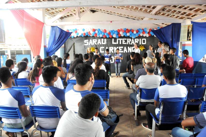 Alunos da Escola Estadual de Ensino Fundamental e Médio Nossa Senhora do Carmo, no bairro do Tapanã, em Belém, montaram um coletivo cultural para levar arte para dentro da escola, trazendo um novo olhar para a literatura fora dos livros.
FOTO: FERNANDO NOBRE / ASCOM SEDUC
DATA: 17.05.2018
BELÉM - PARÁ <div class='credito_fotos'>Foto: FERNANDO NOBRE/ASCOM SEDUC | <a href='/midias/2018/originais/6245b4c3-75c8-4fc6-9d8e-f7fa18d3858c.jpg' download><i class='fa-solid fa-download'></i> Download</a></div>