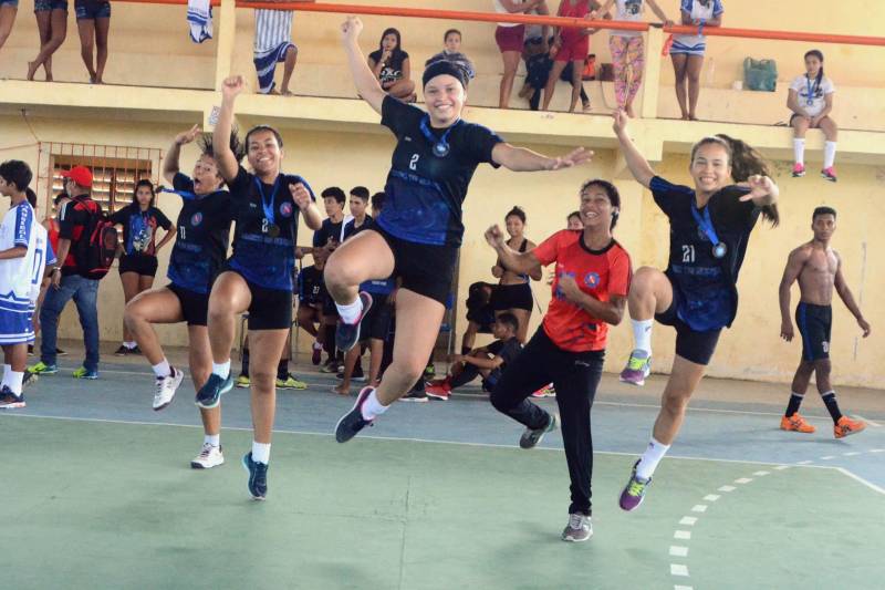 A Regional Mocajuba dos Jogos Estudantis Paraenses (JEPs), que ocorreu de 16 a 20 deste mês reunindo municípios do Baixo Tocantins, foi encerrada com festa no final de semana, pelos atletas que garantiram vagas na Etapa Estadual da competição, marcada para o período de 19 a 22 de junho, na Arena Guilherme Paraense, em Belém, com as finais transmitidas ao vivo pela TV Cultura do Pará. O handebol feminino “B” a vitória ficou com a equipe de Tucuruí (foto), com as estudantes da Escola Estadual Deputado Raimundo Ribeiro.
FOTO: ELISEU DIAS / ASCOM SEDUC
DATA: 20.05.2018
MOCAJUBA - PARÁ <div class='credito_fotos'>Foto: Eliseu Dias / Ascom Seduc | <a href='/midias/2018/originais/625be101-f3b2-4336-bab3-789f72b670e1.jpg' download><i class='fa-solid fa-download'></i> Download</a></div>