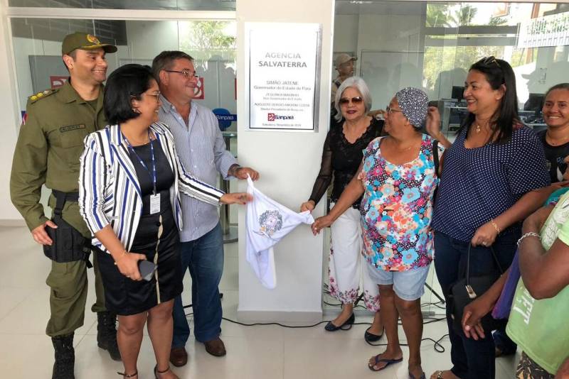 As novas instalações da agência Salvaterra, entregues na manhã desta segunda-feira (5), já estão em pleno funcionamento no município localizado na ilha do Marajó.
FOTO: ASCOM BANPARÁ
DATA: 05.11.2018
SALVATERRA - PARÁ <div class='credito_fotos'>Foto: Ascom Banpará | <a href='/midias/2018/originais/6267bf66-9f36-4638-a1ce-20b60b982fb3.jpg' download><i class='fa-solid fa-download'></i> Download</a></div>