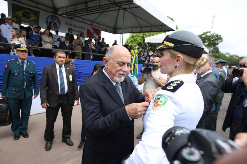 A cerimônia pelo Dia de Tiradentes, patrono das polícias militares do Brasil, este ano, no Pará, teve um toque especial. Na manhã desta quinta-feira, 20, no Comando Geral da Polícia Militar do Estado, foram oficializadas as promoções de 539 policiais e entregues 170 novos veículos para a corporação. O governador Simão Jatene participou da cerimônia. A frota vai ajudar no combate à criminalidade na região metropolitana de Belém e interior do estado. Dos 170 veículos entregues para reforçar o policiamento, 60 são motocicletas, 60 viaturas modelo Palio Weekend com cela e 50 Pick-ups, com cela, todos em regime de locação, que serão somados à frota. Serão investidos mensalmente 4 milhões de reais. As 539 promoções beneficiam policiais militares da capital e do interior do estado, sendo 462 praças e 77 oficiais. “Eu me sinto lisonjeada e quero chegar à capitã”, disse Rejane Santa Brígida Miranda, promovida de soldado a cabo. “Fico feliz também por termos um plano seguro, de carreira e me sinto prestigiada na carreira que escolhi”, completou Rejane.
FOTO: ANTÔNIO SILVA / AG APRÁ
DATA:20.04.2018
BELÉM - PARÁ <div class='credito_fotos'>Foto: ANTONIO SILVA / AG. PARÁ | <a href='/midias/2018/originais/62705aca-02e6-41d0-97de-4c1865fdf345.jpg' download><i class='fa-solid fa-download'></i> Download</a></div>