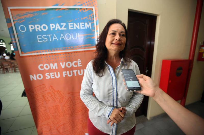 A estudante de escola pública Maria Silva, 16 anos sonha em cursar medicina na universidade e para isso abriu mão de tudo para se preparar para o Enem. Moradora do Bairro de Acarajó, ela soube do aulão do Pro Paz Enem nesta manha de sábado(7) em Bragança e decidiu ir aos estudos. “ Desde o início do ano estou me preparando e estudo de noite e de dia. Estou confiante. Quero aprender um pouco mais e levar conhecimento para me ajudar na preparação do Enem. Esta é uma boa oportunidade que está sendo oferecida para a gente”, comentou. Ela e mais cerca de 300 alunos participaram do aulão do Pro Paz Enem em Bragança nesse sábado(7). A aula marca o início de uma caravana de aulões pelo interior do estado, que deve passar por mais de 18 municípios. Além da capital e Bragança, Benevides, Castanhal, São Francisco, Ananindeua, Breves, Paragominas, Soure, Santarém, Marabá, Abaetetuba, Santa Izabel, Curuçá, Tucuruí, São Miguel do Guamá, Moju, Rondon do Pará, Parauapebas e Viseu vão receber aulões como esse ao longo do ano, complementando a formação dos estudantes. Na foto, a presidente da Fundação Pro Paz, Mônica Altman.
FOTO: THIAGO GOMES / AG. PARÁ
DATA: 07.04.2018
BRAGANÇA - PARÁ <div class='credito_fotos'>Foto: Thiago Gomes /Ag. Pará | <a href='/midias/2018/originais/627a20e6-10c4-4561-8051-2c743395012b.jpg' download><i class='fa-solid fa-download'></i> Download</a></div>