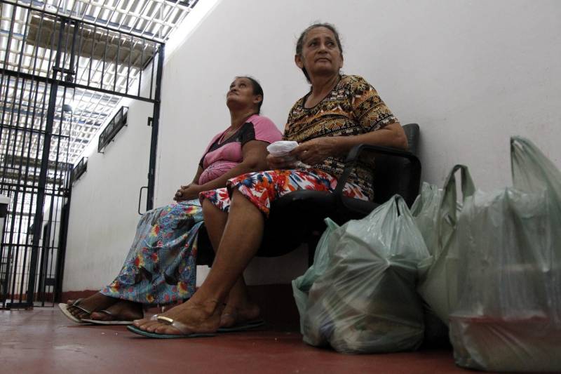 Assim como dona Alcione (e) e dona Antonieta (d), outras tantas mães visitam semanalmente seus filhos nas 46 unidades penais do Estado. Somente no Presídio Estadual Metropolitano II (PEMII) a média de visita por final de semana é de mais de 200 visitantes.
FOTO: AKIRA ONUMA / ASCOM SUSIPE
DATA: 12.05.2018
MARITUBA - PARÁ <div class='credito_fotos'>Foto: Akira Onuma / Ascom Susipe | <a href='/midias/2018/originais/627cca92-dd28-44e6-8bdb-27ac7cba5ca2.jpg' download><i class='fa-solid fa-download'></i> Download</a></div>