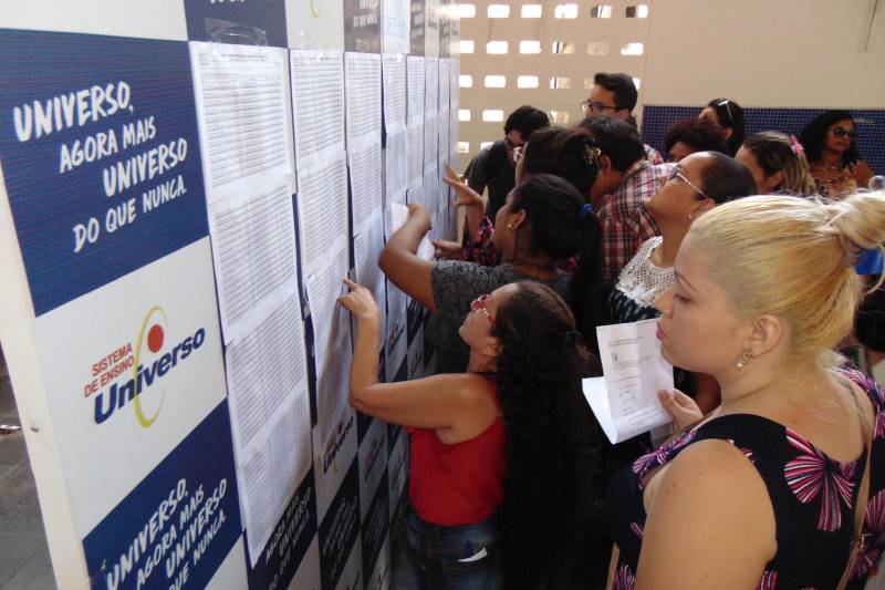 Com provas em Belém, Castanhal, Itaituba, Altamira, Santarém e Marabá, o concurso público da Superintendência do Sistema Penitenciário do Estado (Susipe) que oferece 969 vagas iniciou neste domingo, 11, pela manhã. Dos 17.545 que deveriam fazer a prova no período da manhã, 12.391 compareceram para concorrer aos cargos de Assistente Administrativo, Enfermagem, Pedagogo (Especialista em Educação) e Técnico em Gestão de Informática, cargos com provas pela manhã. De acordo com a empresa AOCP Concursos Públicos, organizadora do certame, 5.063 candidatos faltaram representando 29.01% do quantitativo que deveria fazer a prova nesta manhã. O concurso também terá provas a tarde e no próximo domingo, 18.Em Castanhal, dos 1.740 candidatos inscritos para o cargo de assistente administrativo, 452 faltaram, mais de 25% do total de inscritos. O candidato Werleson Silveira veio de Bragança fazer a prova em Castanhal. Ele já é concurseiro e está ansioso pra entrar no mercado de trabalho. “É o terceiro concurso que faço, mas ainda não consegui passar. Estou confiante neste concurso. Estudei em casa mesmo. Comprei apostila e assisti às aulas pela internet também. Estou desempregado e espero ter um bom resultado”, disse.
FOTO: CARLOS SODRÉ / AG PARÁ
DATA: 11.03.2018
BELÉM - PARÁ <div class='credito_fotos'>Foto: Carlos Sodré /Ag. Pa | <a href='/midias/2018/originais/627f54f0-5102-4d8d-ba05-a7538db3cd75.jpg' download><i class='fa-solid fa-download'></i> Download</a></div>