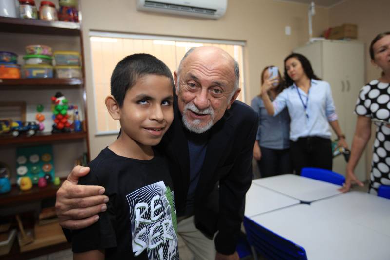 "Hoje vim para uma agenda de inauguração, mas vivi uma experiência de amor, que emana em cada ação dos alunos, professores, direção e de cada um que faz parte desta escola que se torna tão especial porque tem alma". A declaração foi feita pelo governador Simão Jatene (foto), nesta terça, 27, durante a inauguração da obra de reforma e ampliação da Escola Álvares de Azevedo, localizada no Bairro de Batista Campos, em Belém. O governador transformou a inauguração em uma grande confraternização. Passou a tarde na Escola e fez questão de cantar e dançar com os alunos, que expressaram muita gratidão pela obra. Atendendo atualmente 436 alunos, a “Álvares de Azevedo” é uma Unidade Especializada dedicada à educação de estudantes com deficiência visual, e que trabalha nos eixos da educação e da habilitação.
FOTO: MÁCIO FERREIRA / AG. PARÁ
DATA: 27.03.2018
BELÉM - PARÁ <div class='credito_fotos'>Foto: MÁCIO FERREIRA/ AG. PARÁ | <a href='/midias/2018/originais/6287b708-0518-4353-9c12-e24d22461c7f.jpg' download><i class='fa-solid fa-download'></i> Download</a></div>