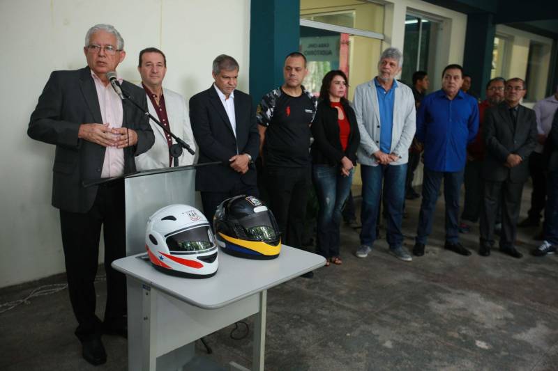 Polícia Militar, Guarda Municipal e Secretarias Municipais de Segurança Pública de 17 cidades do interior paraense receberam motos para ampliar o policiamento ostensivo e para atender ocorrências em suas sedes. Os veículos adquiridos pelo Governo do Estado são provenientes de emenda parlamentar de três deputados da Assembleia Legislativa do Pará (ALEPA), e entregues nesta segunda-feira (28) durante cerimônia na sede da Casa Civil, em Belém. Ao todo foram entregues 44 motos do modelo Honda XRE 300 CC, todas com kit sinalizador acústico e visual, rastreador, dois capacetes e queixeiras. Prefeitos, secretários de segurança, representantes das polícias, guardas municipais e deputados estiveram presentes na solenidade e ressaltaram a importância de ampliar a frota de veículos para dar apoio a segurança dos municípios. Na foto, o chefe da Casa Civil, Adenauer Góes.
FOTO: MÁCIO FERREIRA / AG. PARÁ
DATA: 28.05.2018
BELÉM - PARÁ <div class='credito_fotos'>Foto: MÁCIO FERREIRA/ AG. PARÁ | <a href='/midias/2018/originais/628bf8db-169b-4dee-bef9-fafd3881508d.jpg' download><i class='fa-solid fa-download'></i> Download</a></div>