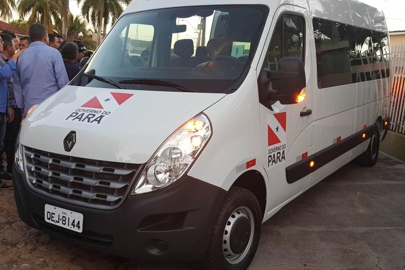 Também foi entregue para a cidade de Redenção uma van para transporte de pacientes em tratamento de hemodiálise (foto), resultado de emenda parlamentar do deputado Márcio Miranda, no valor de R$ 170 mil, um compromisso que havia sido firmado com o presidente da Câmara Municipal, o vereador Leonardo da Saúde.
FOTO: ASCOM CRGSP
DATA: 20.05.2018
REDENÇÃO - PARÁ <div class='credito_fotos'>Foto: ASCOM CRGSP | <a href='/midias/2018/originais/628dd0f5-edb7-4f32-b1a1-08116bd3610f.jpg' download><i class='fa-solid fa-download'></i> Download</a></div>