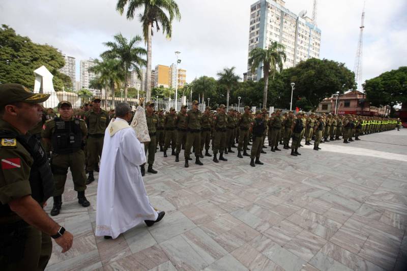 Cerca de 2 mil alunos do curso de formação de praças da Polícia Militar cumprem neste sábado (12) uma etapa importante da preparação: eles saem pela primeira vez às ruas, no estágio supervisionado, para vivenciar situações reais da carreira e, ao mesmo tempo, reforçar o policiamento ostensivo. Em Belém, cerca de 500 homens e mulheres se concentraram na Praça Santuário, em frente à Basílica de Nazaré, e saíram, em seguida, para diversos pontos da capital. A ação faz parte do pacote de medidas de combate à criminalidade e reforço da segurança pública anunciado pelo Governo do Estado.
FOTO: SIDNEY OLIVEIRA / AG. PARÁ
DATA: 12.05.2018
BELÉM - PARÁ <div class='credito_fotos'>Foto: Sidney Oliveira/Ag. Pará | <a href='/midias/2018/originais/629ec9e1-5287-4df2-9634-480dc56a5e2f.jpg' download><i class='fa-solid fa-download'></i> Download</a></div>