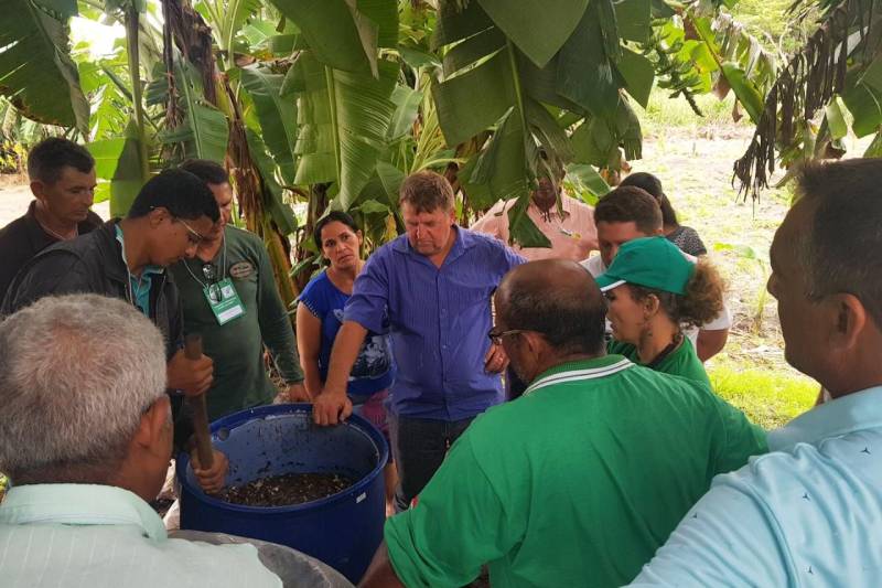 A Empresa de Assistência Técnica e Extensão Rural do Estado do Pará (Emater-Pará), por meio do escritório local de Itaituba, no oeste paraense, promoveu o curso de defensivos naturais com aplicação em horticultura, em parceira com o Serviço Nacional de Aprendizagem Rural (Senar-Pa), no período entre 19 e 23 de fevereiro. Produtores do entorno do município, principais fontes de abastecimento da cidade, participaram do curso que contou com a presença da engenheira agrônoma Ana Claudia Siviero, do escritório local de Santarém. A profissional foi indicada para ministrar o curso, por desenvolver um trabalho de repercussão na produção de orgânicos em Santarém. A demanda pela capacitação surgiu das necessidades apresentadas pelos produtores no combate às pragas existentes nas hortaliças, num primeiro momento. No entanto, o curso também procurou atendeu a necessidade de abrir espaço de debate sobre uso de agrotóxicos na produção.
FOTO: ASCOM / EMATER
DATA: 26.02.2018
ITAITUBA - PARÁ <div class='credito_fotos'>Foto: ASCOM EMATER | <a href='/midias/2018/originais/629fc4f4-1a13-4e5b-af0e-a302a8b0378c.jpg' download><i class='fa-solid fa-download'></i> Download</a></div>