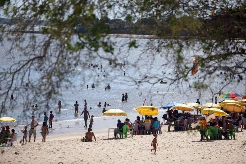 O segundo final de semana das férias escolares foi marcado pela tranquilidade no distrito de Mosqueiro (foto). Uma das 86 localidades do Estado que recebe atenção especial durante a Operação Verão 2018. As ações começaram na sexta-feira (29) e vão até o dia 31 de julho, com a participação de mais de 8 mil agentes de segurança pública. Uma das novidades deste ano é o funcionamento dos Centros de Comando Integrado, com a participação de órgãos estaduais e municipais, sob a coordenação da Secretaria de Estado de Segurança Pública e Defesa Social ( Segup). O espaço é identificado com placas em quatro idiomas para auxiliar as pessoas em casos de furtos ou acidentes.
FOTO: MARCELO LELIS / AG. PARÁ
DATA: 08.07.2018
MOSQUEIRO - PARÁ <div class='credito_fotos'>Foto: Marcelo Lelis / Ag. Pará | <a href='/midias/2018/originais/62ace760-b26e-43d3-a574-76b540f68524.jpg' download><i class='fa-solid fa-download'></i> Download</a></div>