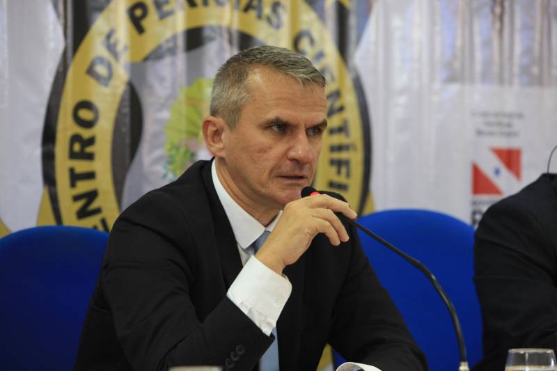 Em 2018, o Centro de Perícias Científicas (CPC) Renato Chaves celebra a segunda parceria com a Polícia Internacional. Dessa vez, o intercâmbio foi fechado com a Polícia Francesa, na manhã desta segunda-feira (23), com a abertura da Semana de Intercâmbio de Investigação Criminal: Brasil x França - O Local de Homicídio em Evidência, no auditório do CPC. Durante a semana, os peritos ampliarão seus conhecimentos sobre as técnicas, protocolos e tecnologias utilizadas na França. Policiais civis e militares também participam da qualificação. O intercâmbio está sendo organizado pela Direção Geral do CPC, por meio da Direção de Cooperação Internacional da Embaixada Francesa, sediada em Brasília. Dois agentes da Polícia do Brigade Criminelle e do Service Régionale d'Identité Judiciaire, com apoio do Ministério do Interior da França, participam da qualificação, que segue até a próxima sexta-feira (27) e será realizada na modalidade presencial, com aulas práticas e teóricas sobre as técnicas em local de crime. Na foto, Sergei Giordano, adido da Polícia Francesa no Brasil.
FOTO: RODOLFO OLIVEIRA / AG. PARÁ
DATA: 23.04.2018
BELÉM - PARÁ <div class='credito_fotos'>Foto: Rodolfo Oliveira/Ag. Pará | <a href='/midias/2018/originais/62ad2d43-cd60-457a-b48c-1e0fc696608f.jpg' download><i class='fa-solid fa-download'></i> Download</a></div>