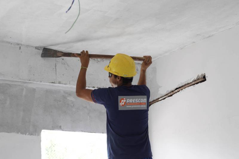 As obras da nova unidade prisional de Abaetetuba (foto) já estão em fase de conclusão. A nova casa penal terá capacidade para 306 internos e teve um custo de mais de R$ 10 milhões de reais. Os recursos contam com investimentos do Governo do Estado e também contrapartida do Fundo Penitenciário Nacional (Funpen), por meio do Ministério da Justiça. A nova unidade prisional contará com dois blocos carcerários, contendo 20 celas coletivas cada, sendo duas direcionadas à Pessoa com Deficiência (PCD). Terá ainda oito celas de isolamento, oito salas de visita íntima, consultório médico e odontológico, ambulatório, atendimento psicossocial, sala para tratamento penal, com apoio para advogados, Defensoria Pública e parlatório e contará também com três salas de aula, biblioteca e uma sala de informática.

FOTO: AKIRA ONUMA / ASCOM SUSIPE
DATA: 07.12.2018
ABAETETUBA - PARÁ <div class='credito_fotos'>Foto: Akira Onuma / Ascom Susipe   |   <a href='/midias/2018/originais/62b1318f-5a75-4c62-b880-df64f2617596.jpg' download><i class='fa-solid fa-download'></i> Download</a></div>