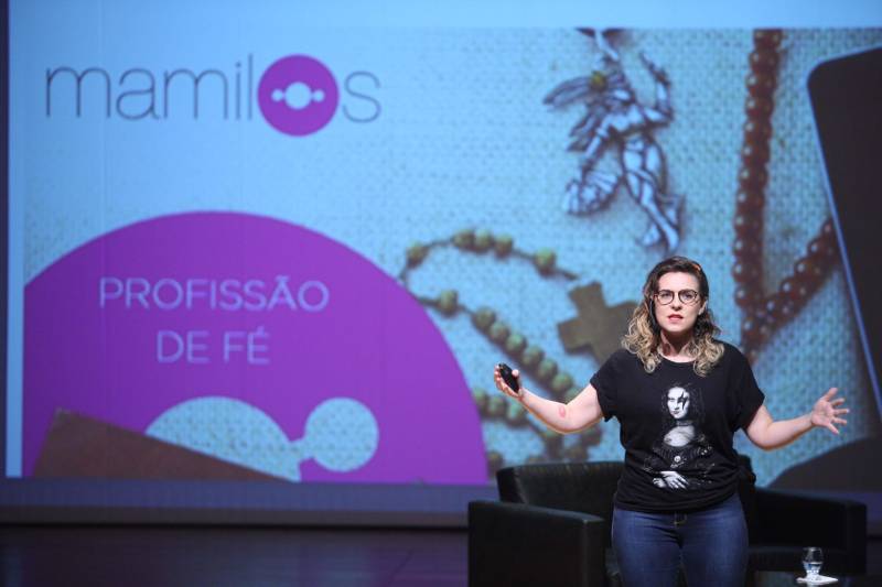 Todas as pessoas que deixaram o teatro onde acontece o Publicom Belém 2018 saíram animadas com o primeiro dia de evento, que encerrou às 20h desta segunda-feira (11). Ter a oportunidade de conhecer mais sobre temas atuais, conhecer de perto profissionais de sucesso da área de comunicação e trocar experiências com estudantes e outros profissionais da área foram os benefícios mais citados por quem participou do evento, que já acontece desde 2013.
FOTO: THIAGO GOMES / AG. PARÁ
DATA: 11.06.2018
BELÉM - PARÁ <div class='credito_fotos'>Foto: Thiago Gomes /Ag. Pará | <a href='/midias/2018/originais/62b742ec-9a4e-43cc-a4c2-400f11c227bb.jpg' download><i class='fa-solid fa-download'></i> Download</a></div>