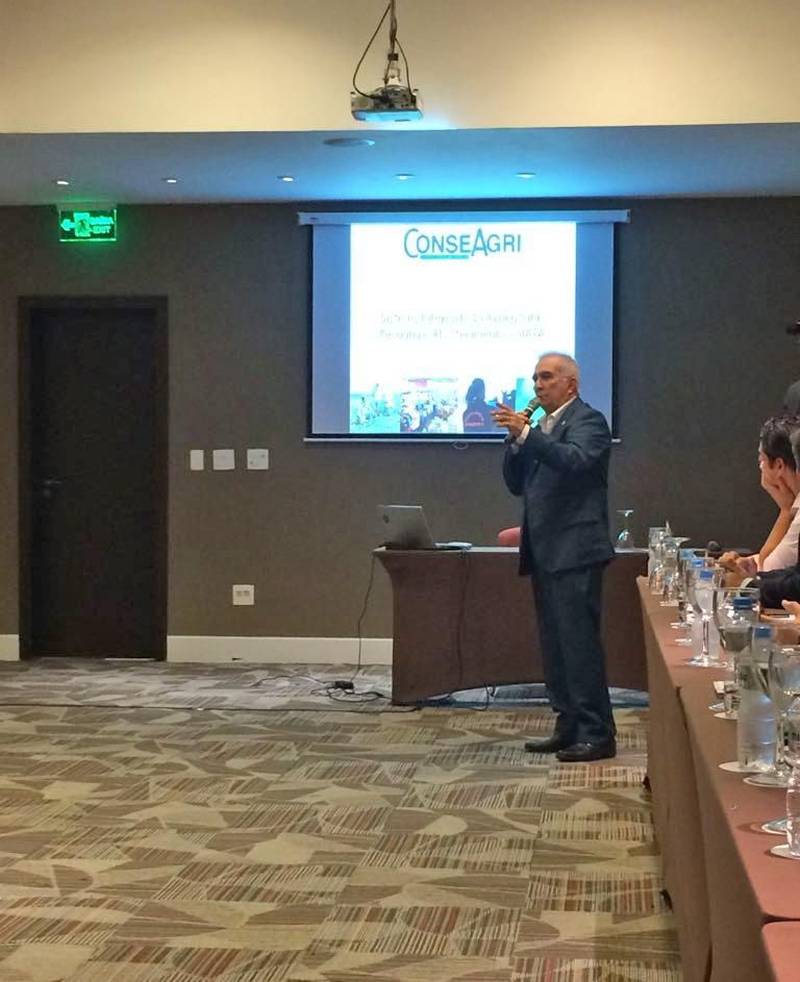 “É impossível pensar em uma Política de Abastecimento no Brasil sem pensar na integração entre os órgãos”, afirmou Rosivaldo Batista (foto), relator da proposta de implantação do Sistema Integrado de Agricultura, Pecuária e Abastecimento (Siapa) e diretor técnico da Ceasa (Centrais de Abastecimento do Pará). A proposta foi apresentada a presidentes das centrais na reunião extraordinária realizada durante o Encontro Nacional da Associação Brasileira das Centrais de Abastecimento, entre os dias 14 e 16 de março, no Rio de Janeiro (RJ). A proposta surgiu no Conselho Nacional dos Secretários de Agricultura (Conseagri) e foi posta em pauta no ano passado para representantes dos órgãos vinculados ao setor, em Minas Gerais. A proposta apresenta quatro eixos norteadores: abastecimento, assistência técnica, defesa agropecuária e pesquisa.
FOTO: ASCOM / CEASA
DATA: 23.03.2018
RIO DE JANEIRO - RJ <div class='credito_fotos'>Foto: ASCOM CEASA | <a href='/midias/2018/originais/62b833d1-5937-4ff6-a441-8df53f9a1c56.jpg' download><i class='fa-solid fa-download'></i> Download</a></div>