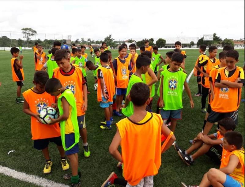 Na manhã de hoje (16) aproximadamente 150 meninos e meninas, com idades entre 9 a 13 anos, participaram do CBF Social, festival de futebol realizado pela Confederação Brasileira de Futebol e que este ano está na terceira edição em Belém. Dentre eles, 40 alunos do Pro Paz nos bairros (foto), polo Mangueirão participaram junto a outras crianças do Festival realizado no Centro Esportivo da Juventude (Ceju). “É sempre muito gratificante retornar à Belém, principalmente agora na final da Copa Verde. Estamos promovendo o Festival CBF Social, para que as crianças aprendam sobre valores, responsabilidade social e outras questões importantes, como a sustentabilidade, reciclagem e preservação ambiental. Deixamos um legado de conhecimento para elas, além, é claro dos materiais utilizados nas atividades. Só tenho agradecer a Fundação Pro Paz e ao Governo do Estado”, finalizou o gerente de desenvolvimento técnico, responsabilidade social e sustentabilidade da CBF, Diogo Netto. Com o objetivo de trabalhar temáticas sociais aliadas ao esporte, os alunos receberam ensinamentos sobre coletividade, respeito ao próximo e ao meio ambiente com a prática do futebol. As atividades relacionam as temáticas e fazem com que as crianças aprendam, brincando.
FOTO: EMANUELE CORRÊA / ASCOM PRO PAZ
DATA: 16.05.2018
BELÉM - PARÁ <div class='credito_fotos'>Foto: EMANUELE CORRÊA / ASCOM PRO PAZ | <a href='/midias/2018/originais/62bbd20e-dc03-4ad9-a376-c3e09f82d952.jpg' download><i class='fa-solid fa-download'></i> Download</a></div>