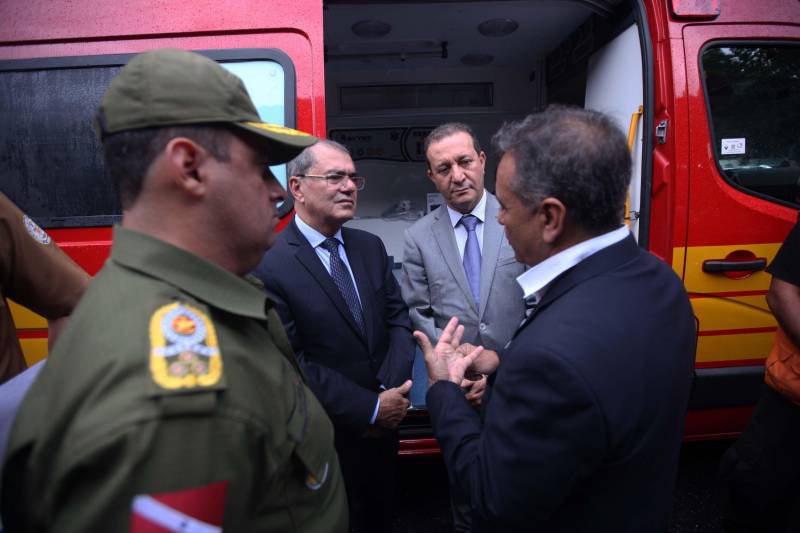 Para auxiliar no atendimento de vítimas de acidentes automobilisticos, o Corpo de Bombeiros Militar do Pará recebeu do Governo do Estado nesta quarta-feira (04), três ambulâncias de resgate, por conta de emendas parlamentares, que serão destinadas aos municípios de Parauapebas, Castanhal e Belém. A cerimônia de entrega, realizada no auditório da Casa Civil, teve a presença do Secretário de Segurança Pública e Defesa social (Segup), Luiz Fernandes, dos deputados estaduais Milton Campos, Gesmar Costa, Cel. Neil e Jaques Neves, além do Comandante do Corpo de Bombeiros Militar, Zanelli Antônio Melo. As ambulâncias são unidades de resgate tipo C para atendimento pré-hospitalar de vítimas de acidentes de trânsito, totalmente registradas pelo Ministério da Saúde; equipadas com material de suporte básico e material de desencaceramente - que auxilia nos acidentes quando as vítimas ficam presas em ferragens. No mês passado o Corpo de Bombeiros recebeu mais quinze veículos, desta vez, de vistoria e uma policlínica.
FOTO: THIAGO GOMES / AG. PARÁ
DATA: 04.04.2018
BELÉM - PARÁ <div class='credito_fotos'>Foto: Thiago Gomes /Ag. Pará | <a href='/midias/2018/originais/62bde4a3-3222-4198-be33-816ff6b64331.jpg' download><i class='fa-solid fa-download'></i> Download</a></div>