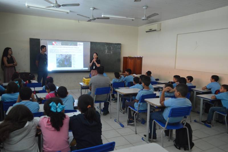 A Secretaria de Meio Ambiente e Sustentabilidade (Semas) por meio da Diretoria de Ordenamento, Educação e Descentralização da Gestão Ambiental (Diored), promoveu esta semana ação de educação ambiental, com o tema “Reconhecendo o Parque do Utinga: Fauna e Flora”, na Escola Estadual de Ensino Fundamental Anésia Pinheiro (foto), em Belém. Gincanas voltadas para o meio ambiente, comandadas pelo servidor Márcio Eokin, da Diored, fizeram parte da programação dedicada a cerca de 50 alunos do 3º e 4º ano. Essa atividade é continuidade de outra já realizada anteriormente na escola, para os alunos do 5º ano. O objetivo da ação é difundir conhecimentos sobre a fauna e flora, para alunos de escolas que funcionam no entorno do Parque Estadual do Utinga. A técnica em gestão pública, Daniela Silva, da Coordenadoria de Educação Ambiental (Ceam) da Semas, ministrou a palestra com apresentação de vídeos e perguntas e respostas sobre o meio ambiente do parque.
FOTO: ASCOM / SEMAS
DATA: 09.05.2018
BELÉM - PARÁ <div class='credito_fotos'>Foto: ASCOM SEMAS | <a href='/midias/2018/originais/62c7f738-9c52-423c-a27a-ddbb8ad590d9.jpg' download><i class='fa-solid fa-download'></i> Download</a></div>