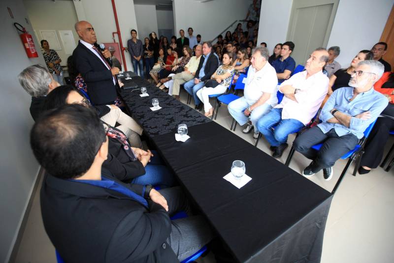 Renovar, reinventar, repensar e preservar a Amazônia e sua extensa biodiversidade serão as principais funções do Centro de Estudos Avançados da Biodiversidade (Ceabio), o primeiro da região Norte e um dos pioneiros do país. Inaugurado nesta quarta-feira (21), o laboratório faz parte do Parque de Ciência e Tecnologia Guamá (PCT Guamá), sediado em Belém. Na foto, o vice-reitor da UFPA, professor Gilmar Pereira da Silva.
FOTO: MÁCIO FERREIRA / AG. PARÁ
DATA: 21.02.2018
BELÉM - PARÁ <div class='credito_fotos'>Foto: MÁCIO FERREIRA/ AG. PARÁ | <a href='/midias/2018/originais/62cb921e-3eaf-4de9-8cee-28cf8d9c5a99.jpg' download><i class='fa-solid fa-download'></i> Download</a></div>