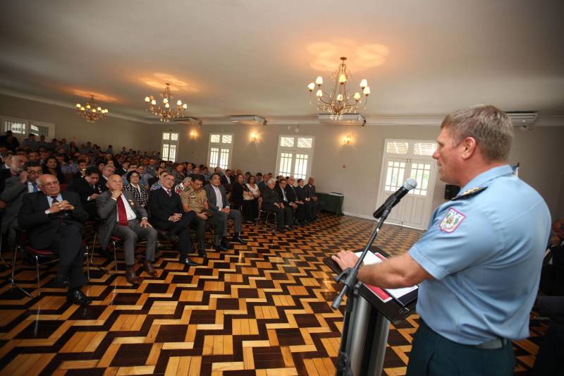Setenta e duas personalidades civis e militares receberam, na manhã desta terça-feira, 20, no auditório do Palácio dos Despachos, em Belém, a Medalha do Mérito Governador Lauro Sodré, concedida por ocasião das comemorações pelos 101 anos de criação da Casa Militar da Governadoria do Estado, fundada em 12 de fevereiro de 1917. A honraria é destinada a personalidades que prestaram serviços relevantes ao Pará e suas instituições, especialmente à Governadoria do Estado. A solenidade foi aberta pelo governador Simão Jatene, que fez questão de parabenizar a todos os servidores da Casa Militar da Governadoria e aos agraciados com a Medalha Lauro Sodré. Na foto, o Chefe da Casa Militar da Governadoria, coronel PM César Mello.
FOTO: ANTONIO SILVA / AG. PARÁ
DATA: 20.02.2018
BELÉM - PARÁ <div class='credito_fotos'>Foto: Antônio Silva/Ag. Pará | <a href='/midias/2018/originais/62cd5614-a5f3-4c50-8988-6e6f0ddceae5.jpg' download><i class='fa-solid fa-download'></i> Download</a></div>